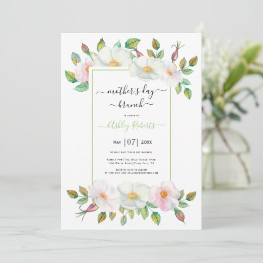 Witte wilde roos groene bloemen moederdag brunch kaart (Staand voorkant)