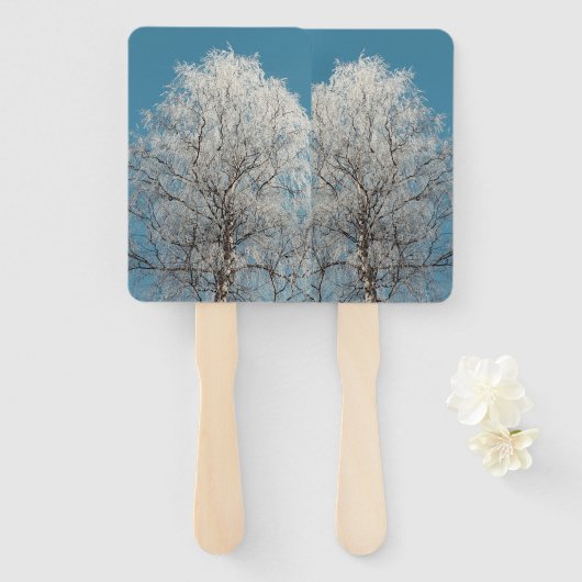 Witte wilgenboom tegen wolkenloze blauwe hemel handwaaier (Voorkant en achterkant)