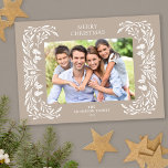 Witte Winter groen foto Kerstmis Feestdagenkaart<br><div class="desc">Deze lichtgeelbruine horizontale foto kerstkaart heeft een elegante witte wintergroene afbeelding die het afbeelding lijst.</div>