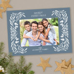 Witte Winter groen foto Kerstmis Feestdagenkaart<br><div class="desc">Deze horizontale stoffige kerstkaart is voorzien van een sierlijke witte wintergroene afbeelding die de foto lijst.</div>
