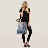 Witte winterpaard in besneeuwde pijnboom tote bag (Op model)