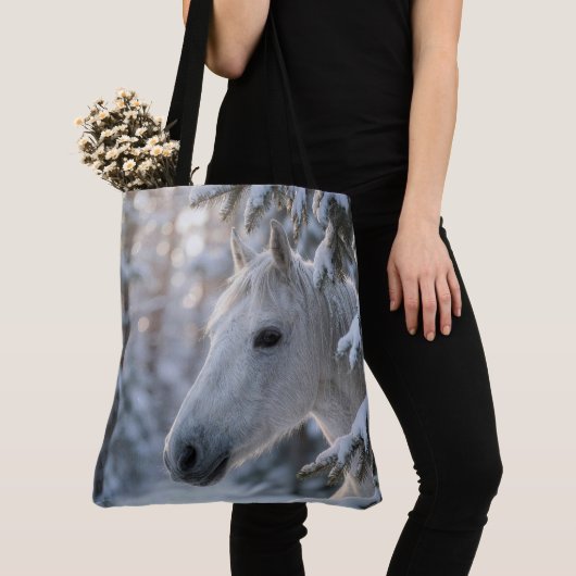 Witte winterpaard in besneeuwde pijnboom tote bag (Dichtbij)