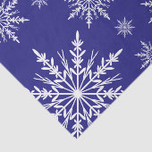 Witte wintersneeuwvlokken op blauw tissuepapier (Detail)