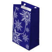 Witte wintersneeuwvlokken op blauwe Prettige feest Klein Cadeauzakje (Achterkant Gekanteld)
