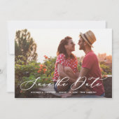 Witte Wispelturige Calligraphy Overlay Foto Save The Date (Voorkant)