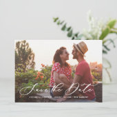 Witte Wispelturige Calligraphy Overlay Foto Save The Date (Staand voorkant)