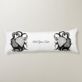 Witte Wolf met stamkunst van Raven Lichaamskussen (Achterkant)