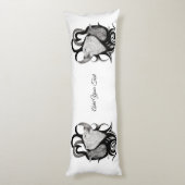 Witte Wolf met stamkunst van Raven Lichaamskussen (Achterkant (Verticaal))