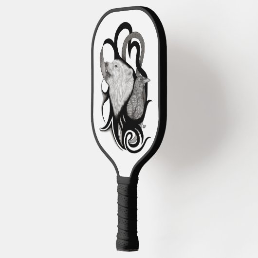 Witte Wolf met stamkunst van Raven Pickleball Paddle (Links)