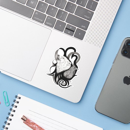 Witte Wolf met stamkunst van Raven Sticker (Laptop met iPhone)