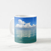 Witte wolk boven een mok koffie uit de onderzeese  (Voorkant links)