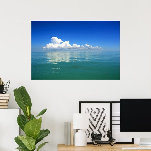 Witte wolk boven een poster van de placid oceaan (Thuiskantoor)