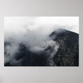 Witte wolken boven de donkere rotsachtige bergen poster