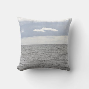 witte wolken boven grijze zee kussen