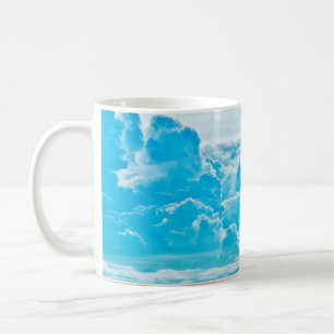 witte wolken en heldere blauwe achtergrond , pano koffiemok