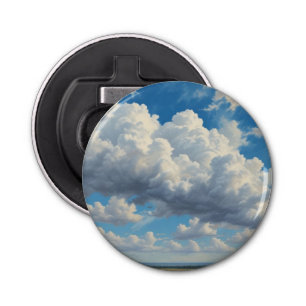 Witte wolken en heldere blauwe lucht button flesopener