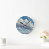 Witte wolken en heldere blauwe lucht ronde klok (Huis)