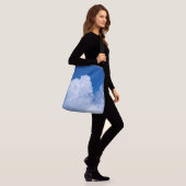 Witte wolken in de blauwe lucht crossbody tas (Op model)