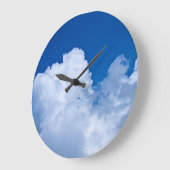 Witte wolken in de blauwe lucht grote klok (Hoek)