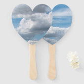 Witte wolken in de blauwe lucht handwaaier (Voorkant en achterkant)