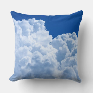 Witte wolken in de blauwe lucht kussen