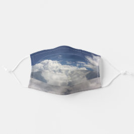 Witte wolken in een prachtig blauw-hemelgezichtmas stoffen mondkapje