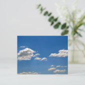 Witte wolken op blauwe hemel briefkaart (Staand voorkant)