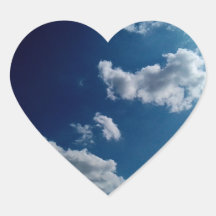 Witte wolken, op een donkerblauwe hemel