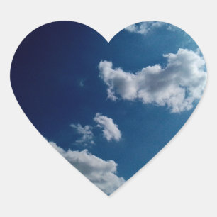 Witte wolken, op een donkerblauwe hemel hart sticker