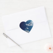 Witte wolken, op een donkerblauwe hemel hart sticker (Envelop)