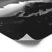 Witte wolken over de donkere bergen poster (Hoek)