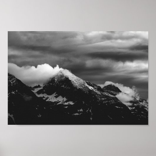 Witte wolken over de donkere bergen poster (Voorkant)