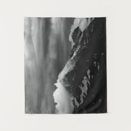 Witte wolken over de donkere bergen wandkleed