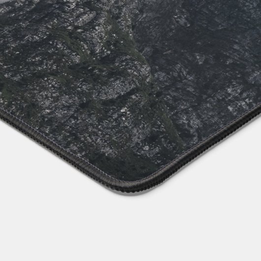 Witte wolken over de donkerrotsbergen bureaumat (Hoek)