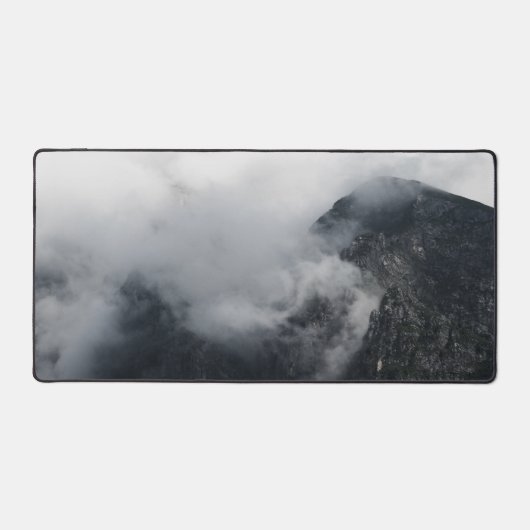 Witte wolken over de donkerrotsbergen bureaumat (Voorkant)