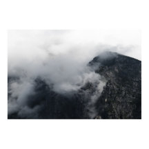 Witte wolken over de donkerrotsbergen