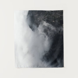 Witte wolken over de donkerrotsbergen wandkleed