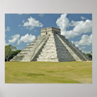 Witte wolken over de Mayaanse piramide