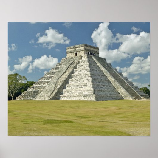 Witte wolken over de Mayaanse piramide Poster (Voorkant)