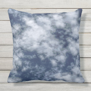 Witte wolken tegen de blauwe hemel op de kussen