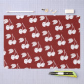 Witte Woodcut Cherry Design op Donkerrood Tissuepapier (Craft)