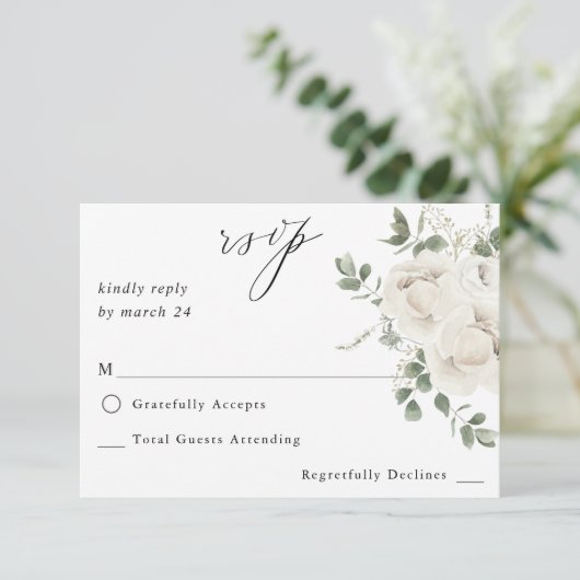 Witte zachte bloemen en eucalyptus geen koraal RSV RSVP Kaartje (Staand voorkant)