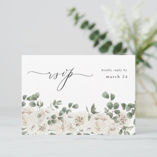 Witte zachte bloemen en eucalyptus met korrels RSV RSVP Kaartje (Staand voorkant)