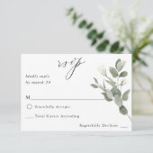 Witte zachte bloemen en eucalyptus op koraal RSVP  (Staand voorkant)
