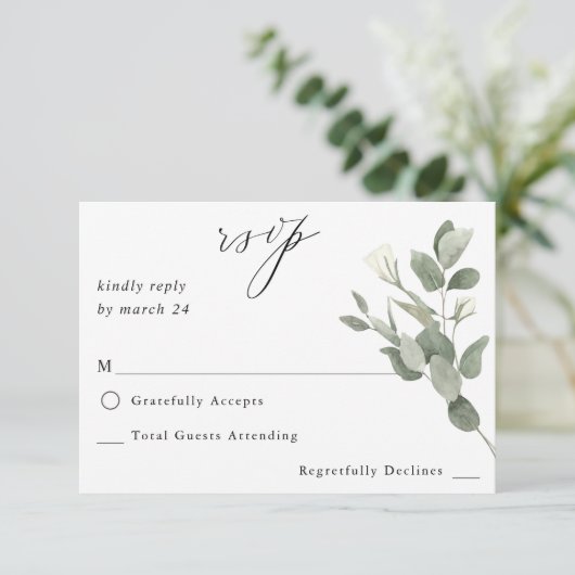 Witte zachte bloemen en eucalyptus op koraal RSVP  (Staand voorkant)