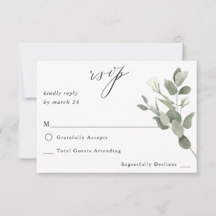 Witte zachte bloemen en eucalyptus op koraal RSVP  Kaartje