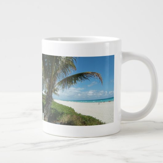 Witte zandbak met handpalm grote koffiekop (Rechts)