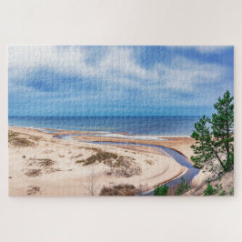Witte zandstrand bij het Baltische zee in Letland Legpuzzel