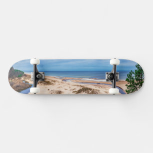 Witte zandstrand bij het Baltische zee in Letland Persoonlijk Skateboard
