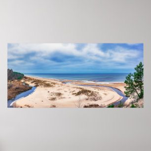 Witte zandstrand bij het Baltische zee in Letland Poster